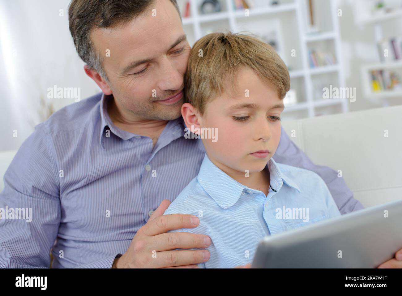 Vater lehrt seinem Sohn Technologie Stockfoto