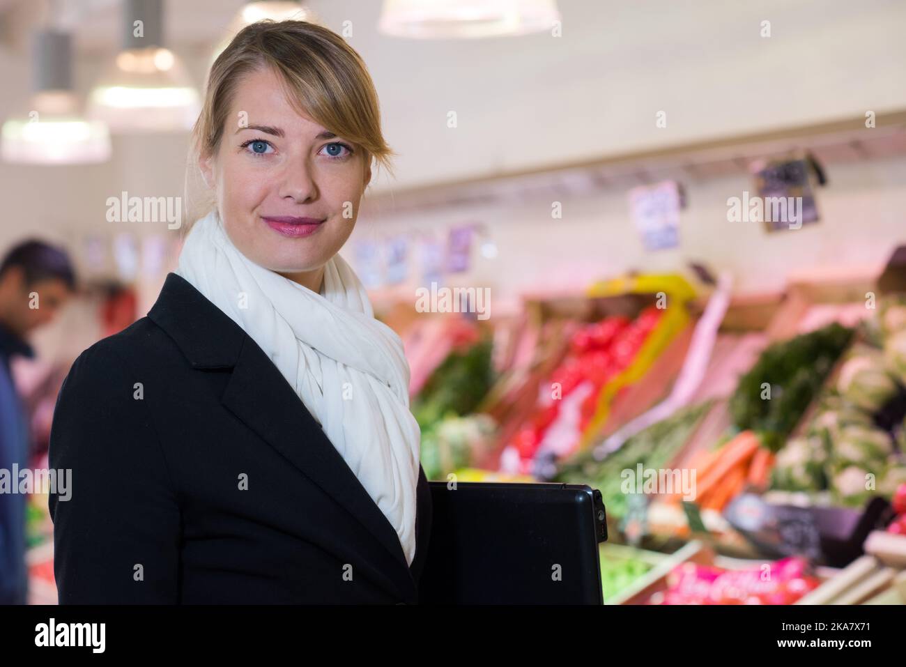 Porträt einer Frau, die Früchte schiebe Stockfoto