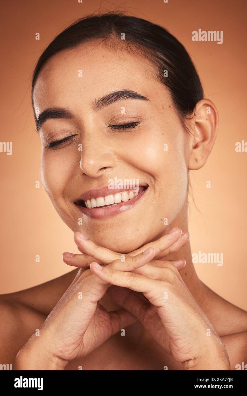 Schönheit, Hautpflege und Gesicht einer glücklichen Frau, die für Kosmetik- und Wellness-Werbung posiert. Make-up, Gesundheit und Hautpflege mit hispanischen weiblich in Stockfoto