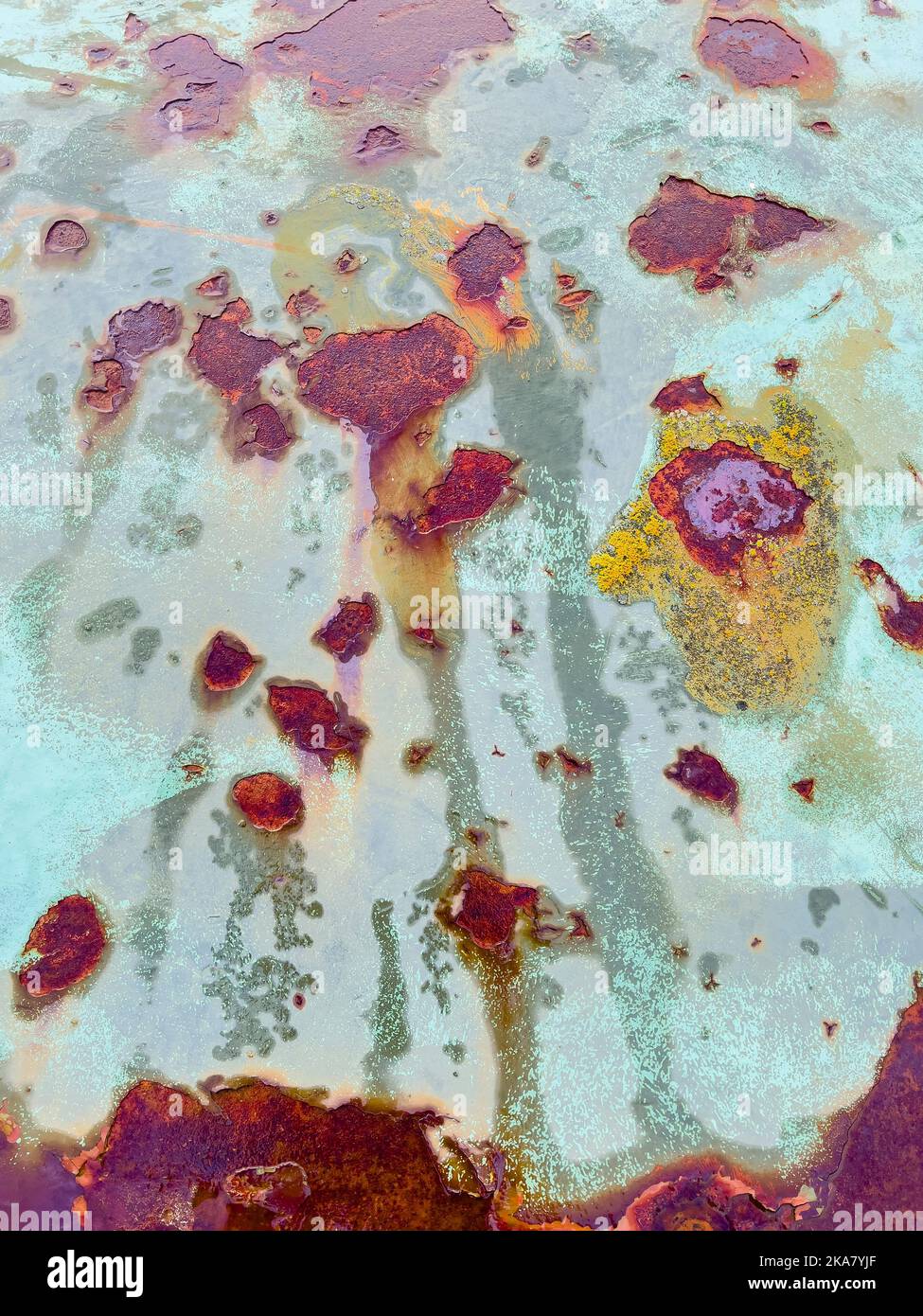 Zerkratzte Metalloberfläche mit Lack- und Rostflecken - Stockfoto Stockfoto