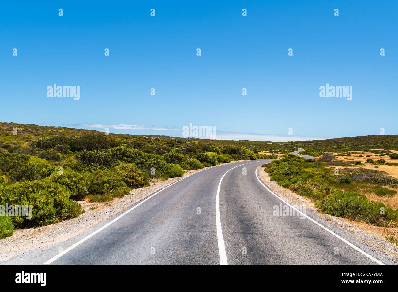 Kurvenreiche Straße durch den Innes National Park an einem hellen Tag, Yorke Peninsula, Südaustralien Stockfoto