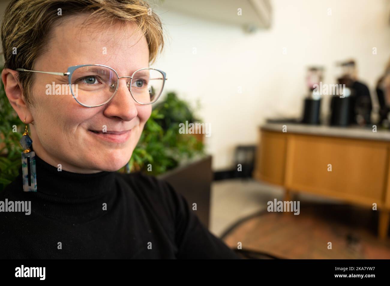 Innenportrait einer 36 Jahre kurzhaarigen weißen Frau in einem schwarzen Trikot, Belgien Stockfoto