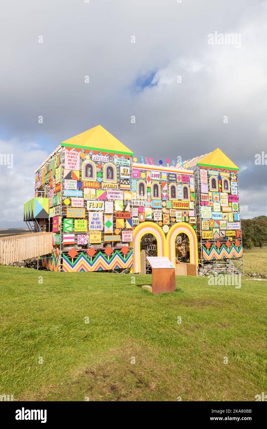 ‘Die Zukunft gehört zu What Was As Much As What is’ von Morag Myerscough. Hadrians Wall and Housesteads Fort, Hadrians Wall, Großbritannien 2022 Stockfoto