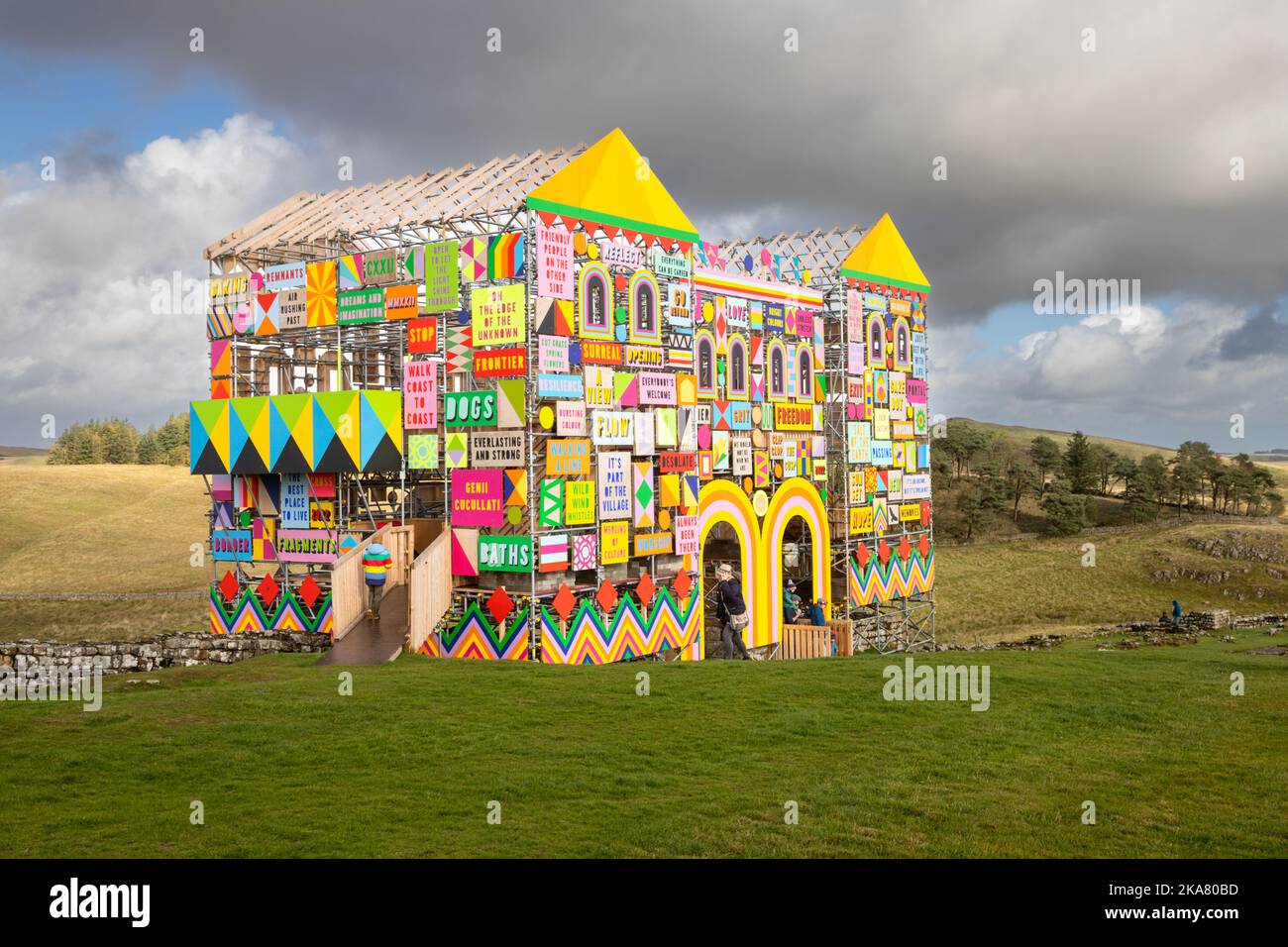 ‘Die Zukunft gehört zu What Was As Much As What is’ von Morag Myerscough. Hadrians Wall and Housesteads Fort, Hadrians Wall, Großbritannien 2022 Stockfoto