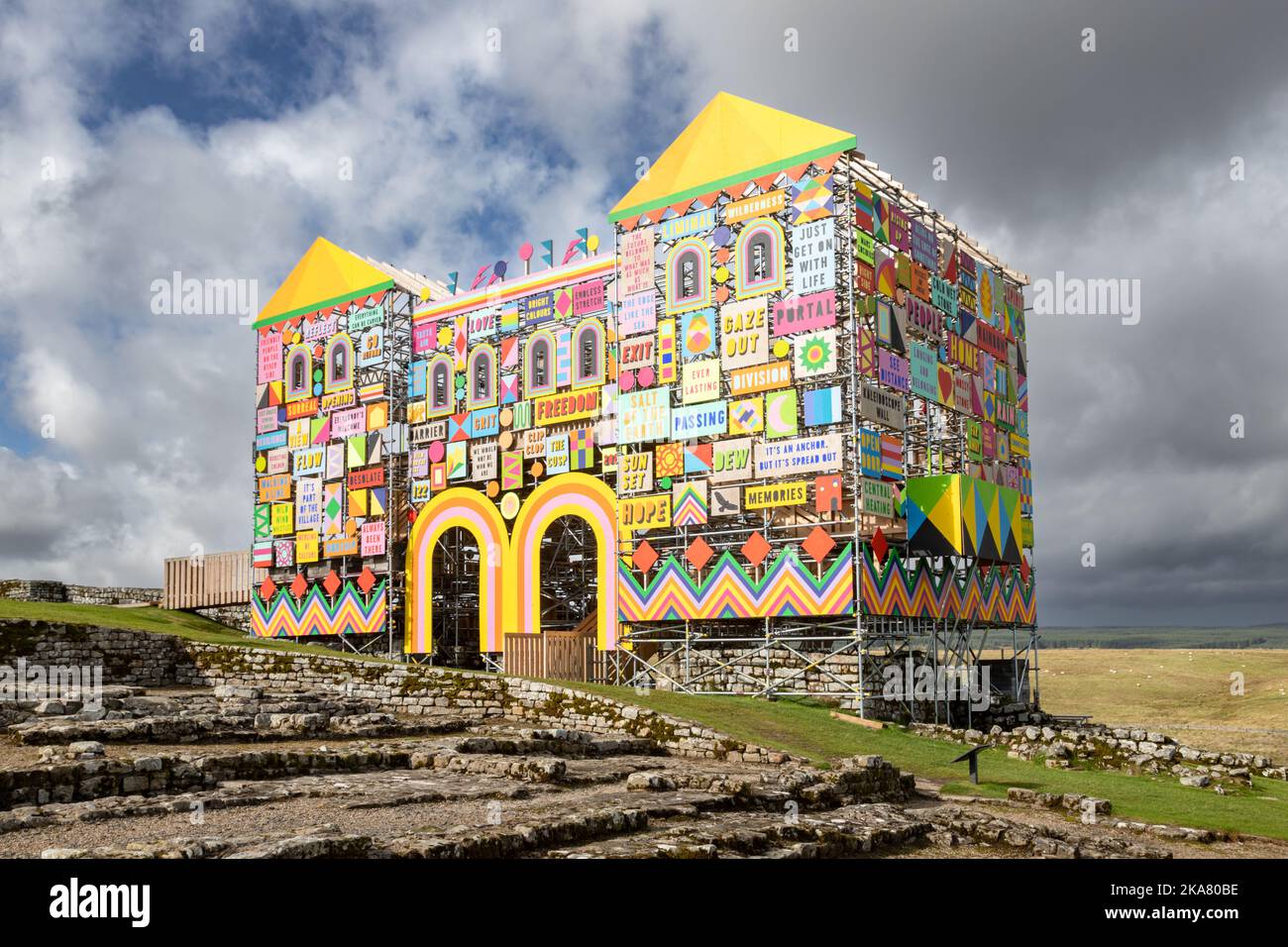 ‘Die Zukunft gehört zu What Was As Much As What is’ von Morag Myerscough. Hadrians Wall and Housesteads Fort, Hadrians Wall, Großbritannien 2022 Stockfoto