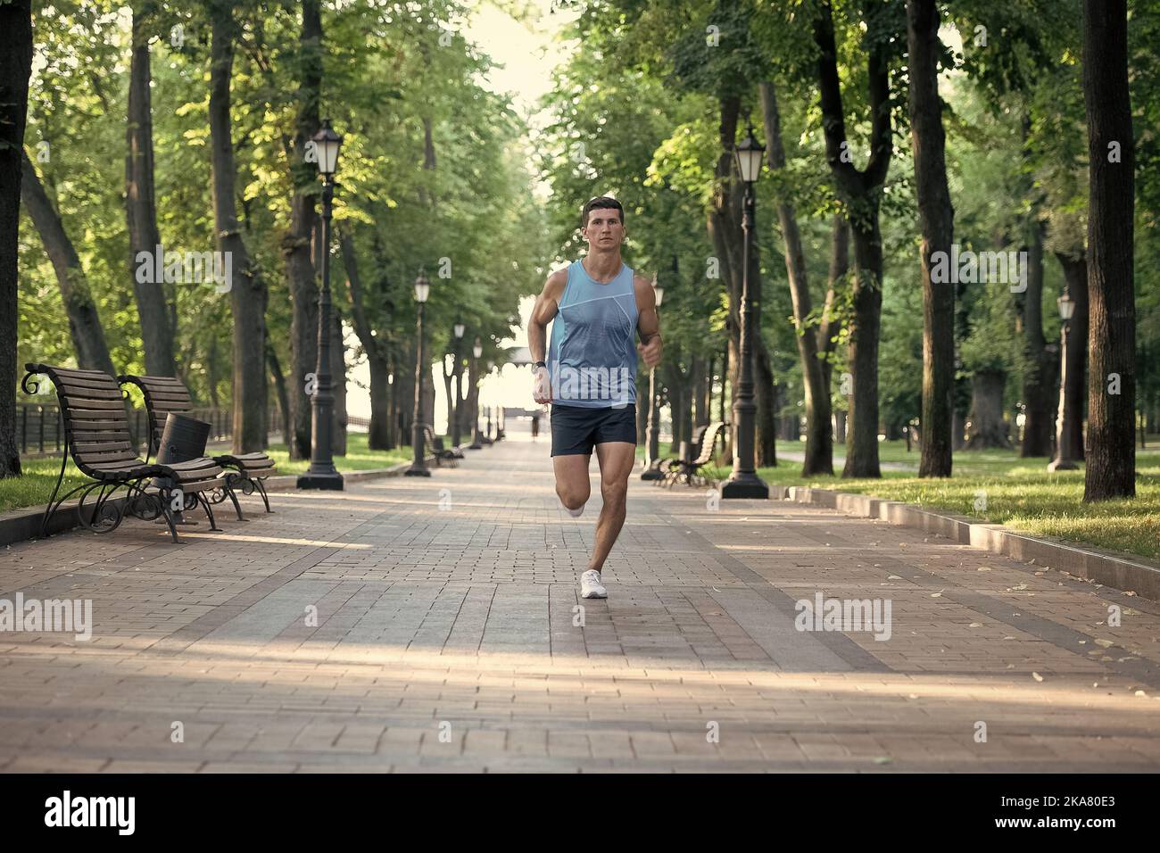 Athletic Sportsman Runner läuft in Sportswear Outdoor Stockfoto