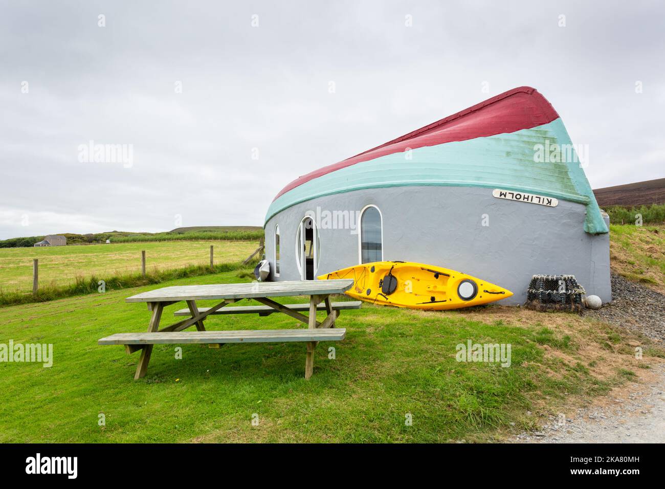 Umgedrehten Boot als Bar und Café verwendet, Rousay, Orkney, UK 2022 Stockfoto