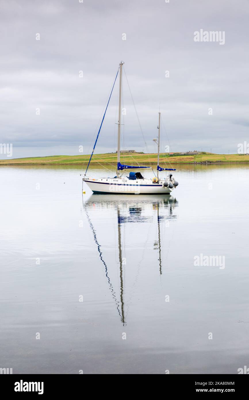 Boot auf dem Meer vertäut, Orkney, Großbritannien Stockfoto