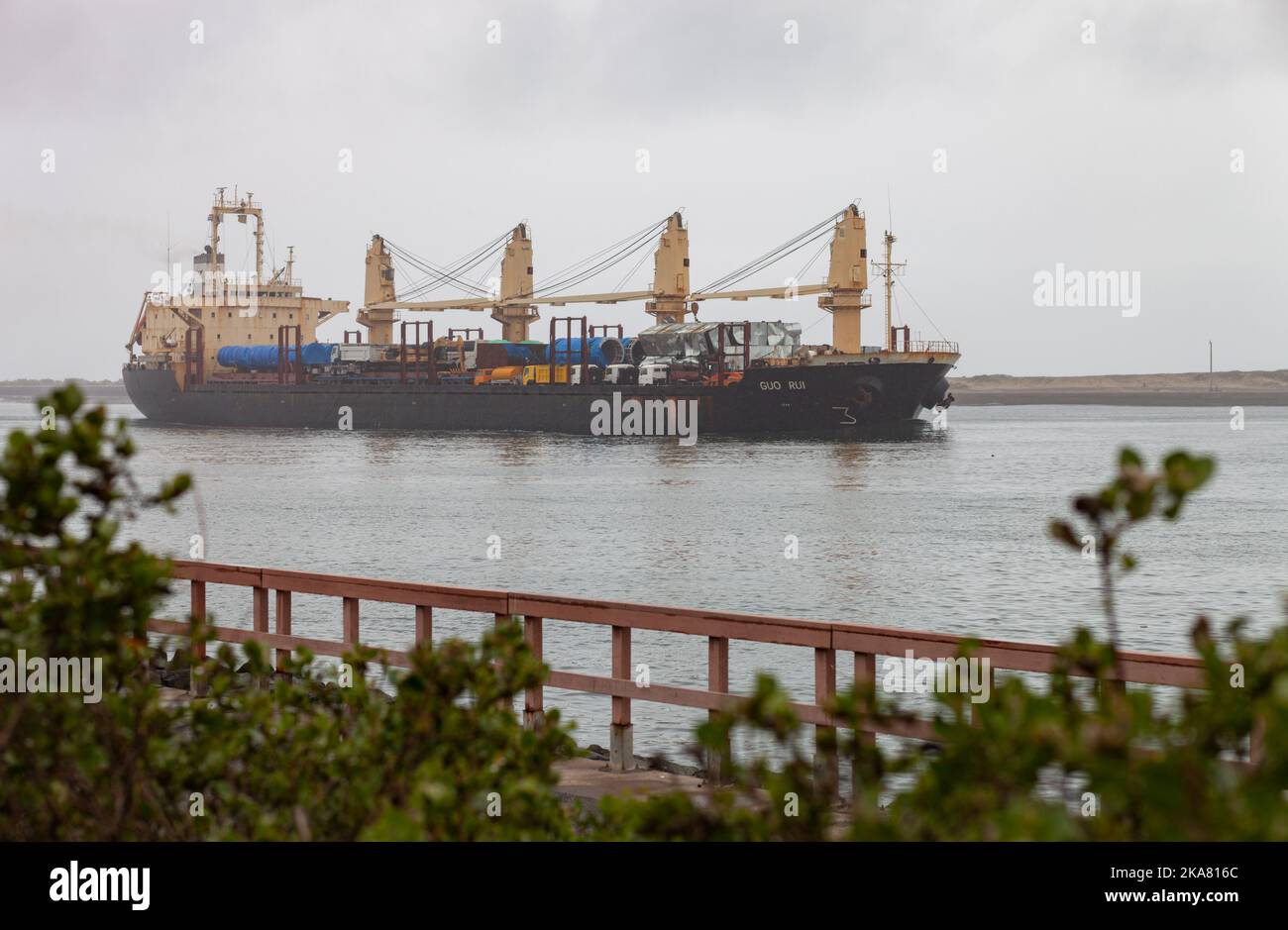Ein Massengutfrachter, der im späten Frühjahr 2022 im Hafen von Durban ankommt. Stockfoto
