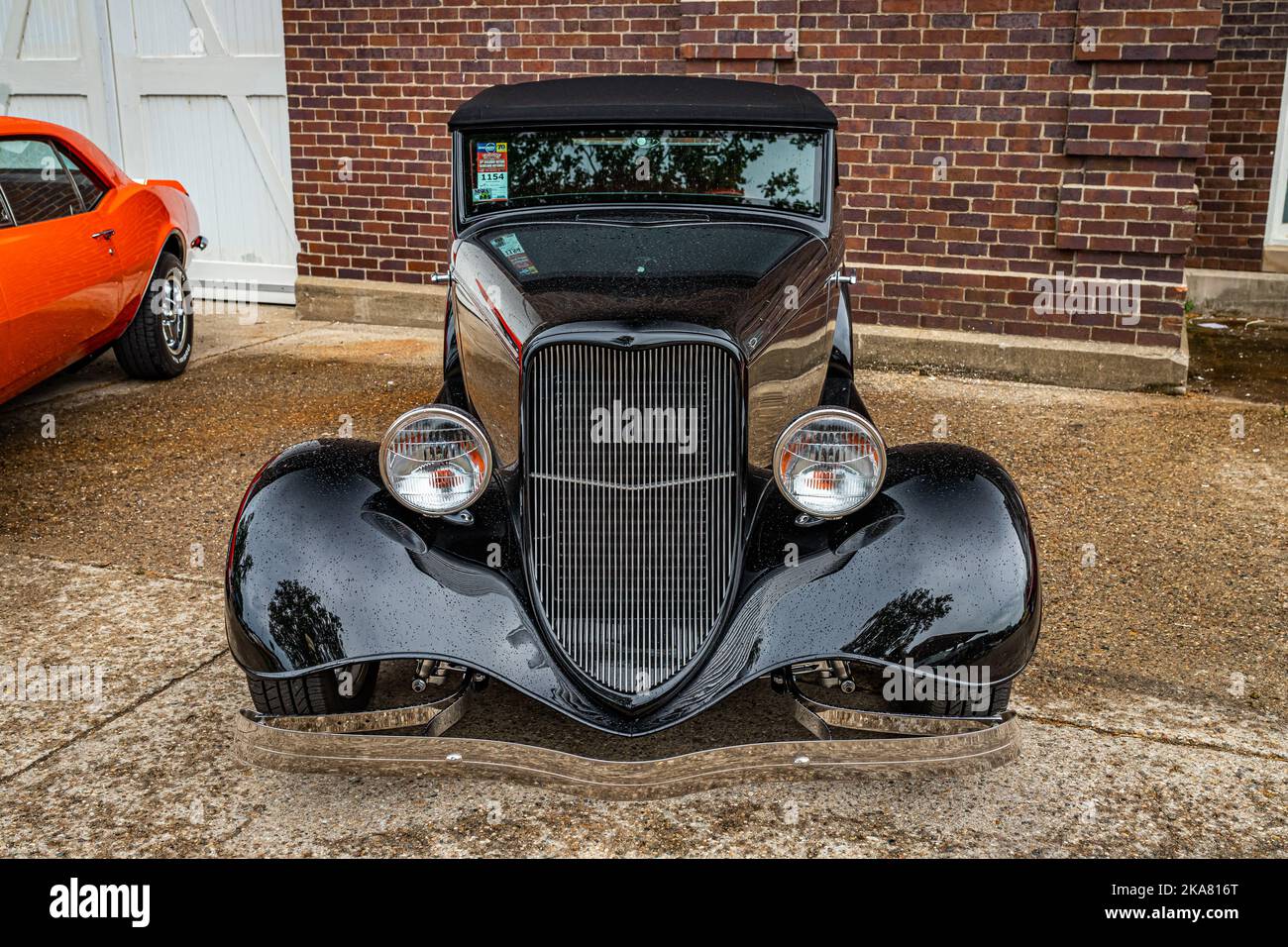 Des Moines, IA - 01. Juli 2022: Hochperspektivische Vorderansicht eines Ford Model 40 Cabriolets aus dem Jahr 1933 auf einer lokalen Automobilausstellung. Stockfoto