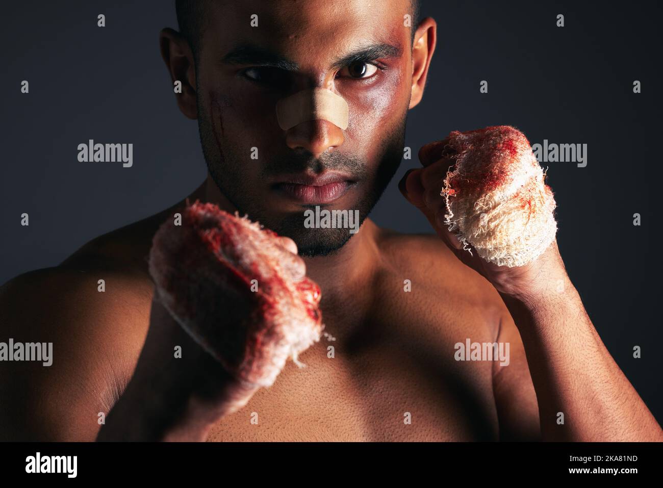 Mann, Gesicht und Blut kämpfen mit Verbänden der ersten Hilfe, um nach dem Boxkampf Verletzungen zu bekämpfen. Wütend mma Athlet Boxer, starke blutige Hände und kämpfen Stockfoto