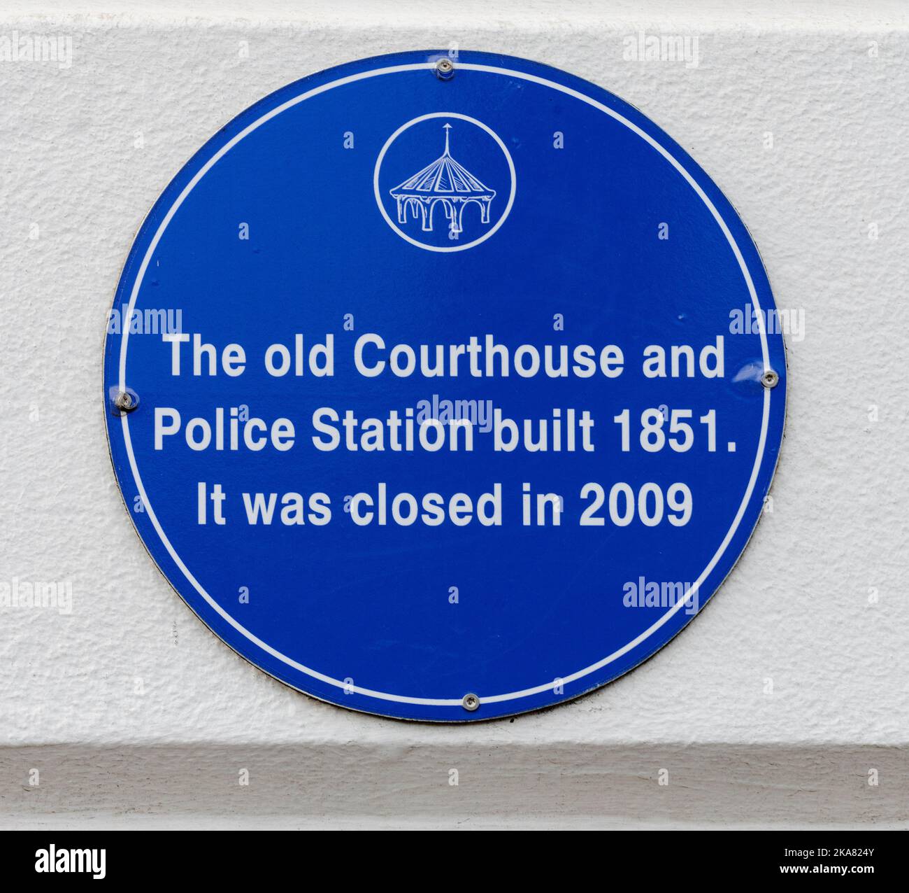Blaue Plakette auf dem Gerichtsgebäude und der Polizeiwache in Mildenhall, Suffolk, England, Großbritannien Stockfoto