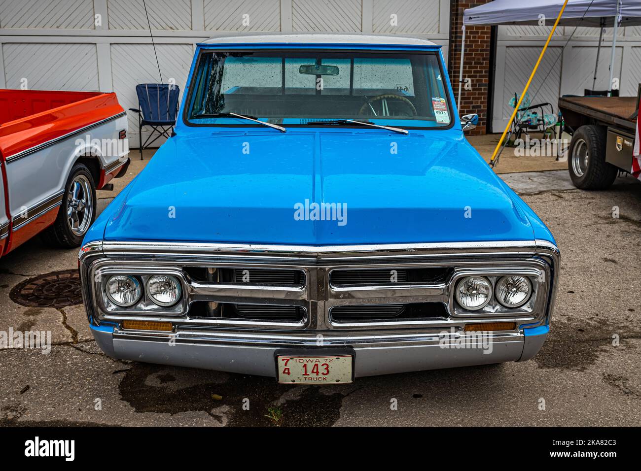 Des Moines, IA - 01. Juli 2022: Hochperspektivische Frontansicht eines 1972 GMC C10 Pickup Trucks auf einer lokalen Automshow. Stockfoto