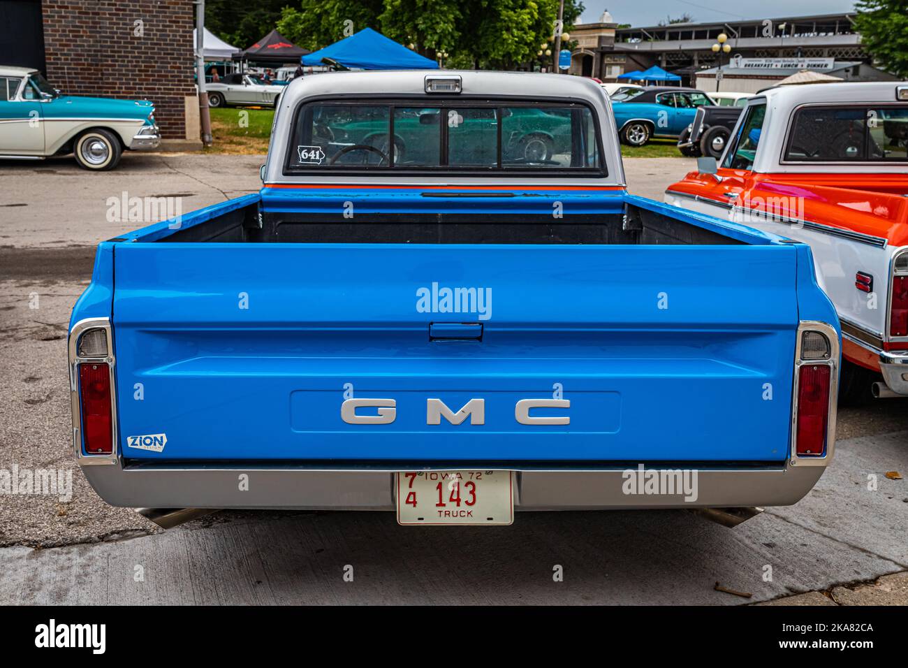 Des Moines, IA - 01. Juli 2022: Hochperspektivische Rückansicht eines 1972 GMC C10 Pickup Trucks auf einer lokalen Automobilmesse. Stockfoto