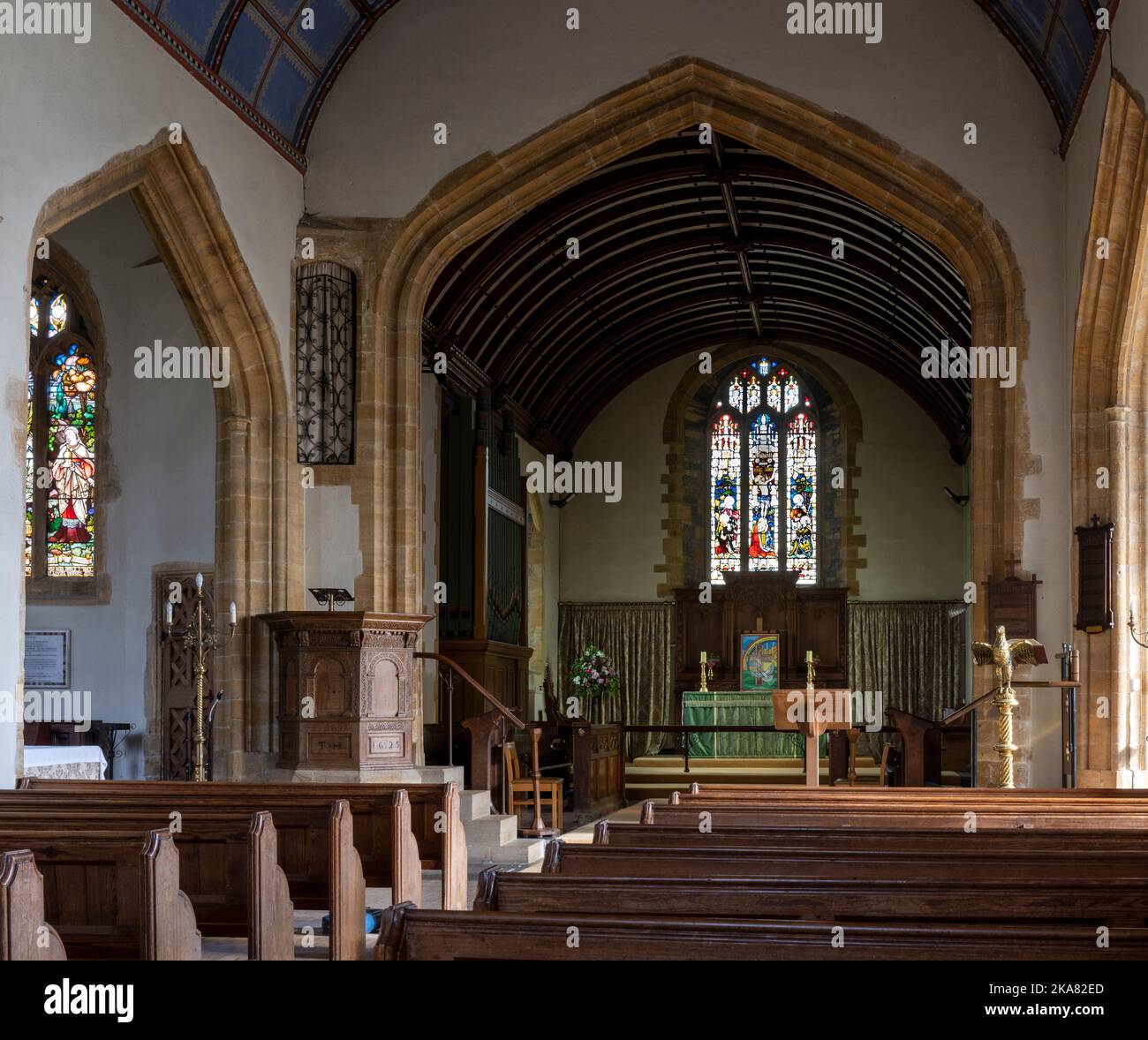 St Mary's Church, Huish Episcopi, Somerset, England, Großbritannien - denkmalgeschütztes Gebäude der Klasse I - Innenansicht von Gang und Altar Stockfoto