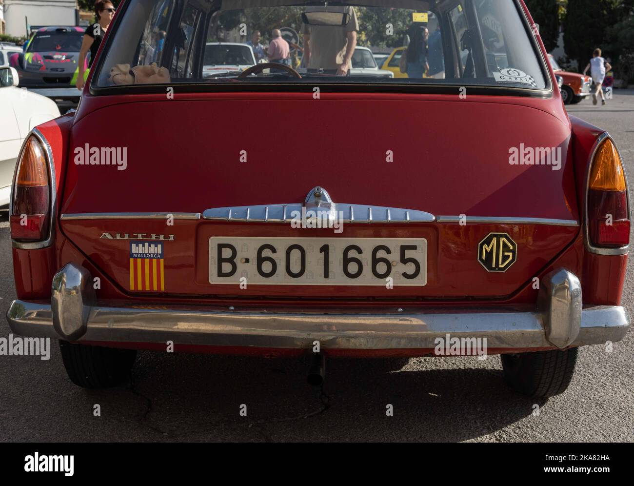 Felanitx, Spanien; 23 2022. oktober: Red MG Authi, geparkt auf der Straße bei einer Oldtimer-Show. Felanitx, Insel Mallorca, Spanien Stockfoto
