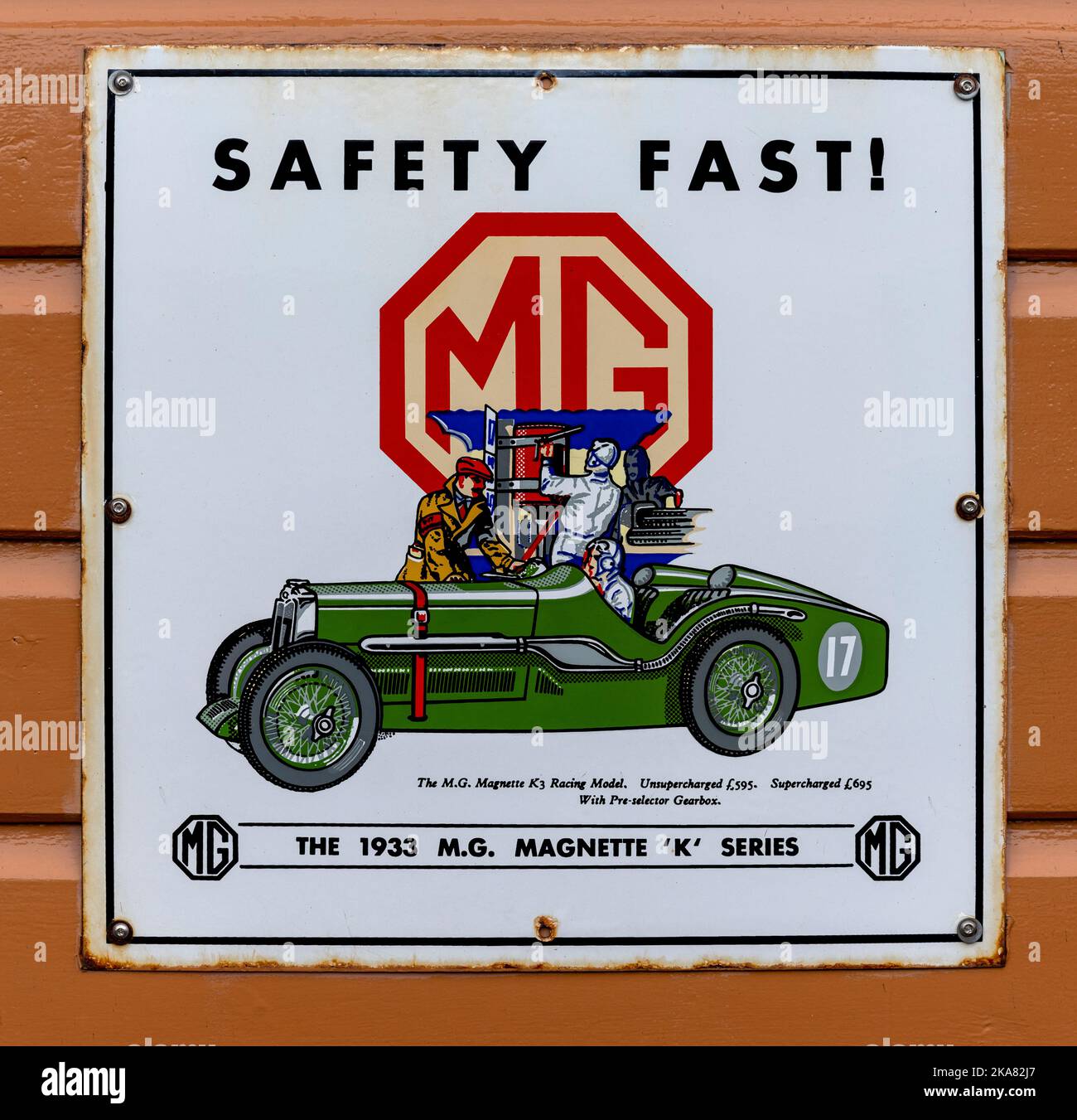 Zinn-Plate-Werbeschild für MG-Automobile - die 1933 M.G. Magnette K-Serie. Stockfoto