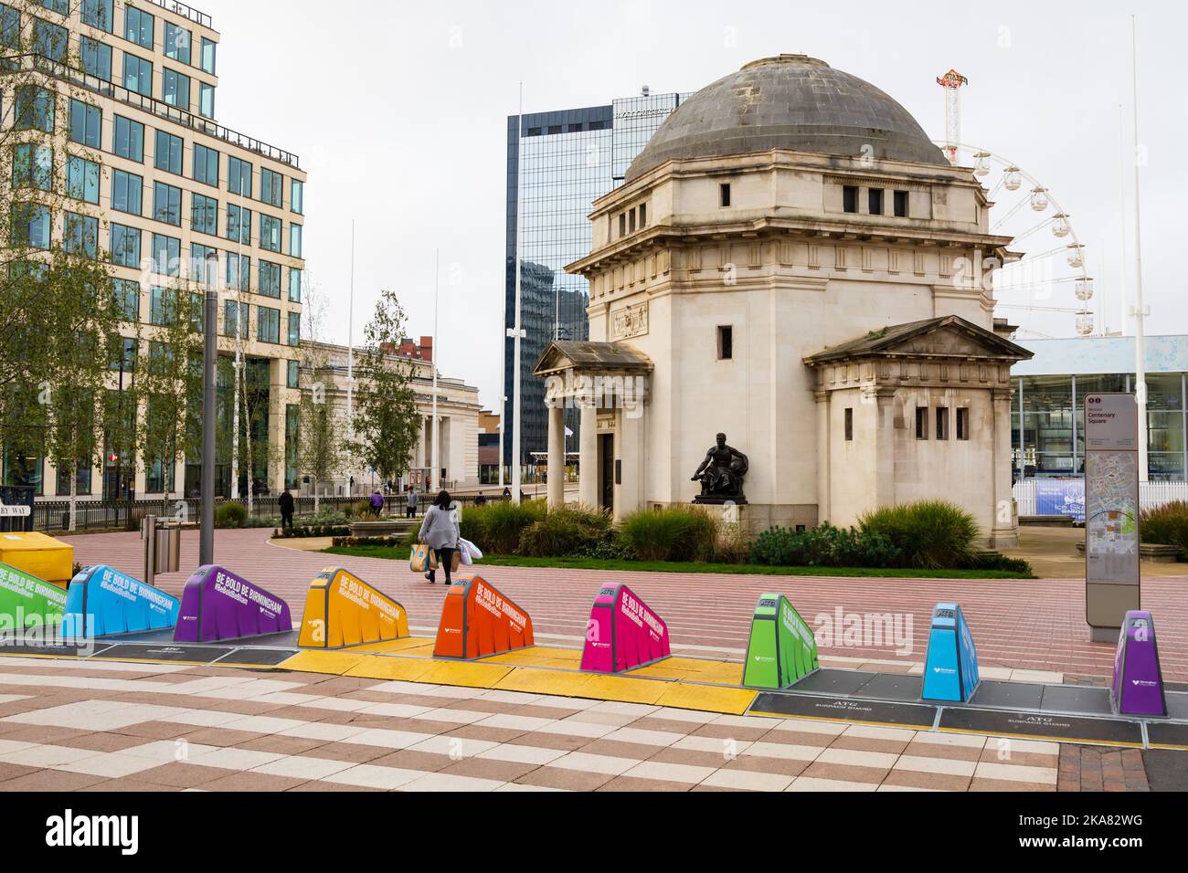 rampen mit dem in regenbogenfarben gehaltenen Anti-Terror-Fahrzeug mit dem Denkmal der Hall of Memory für WW1 Soldaten, Matrosen und Flieger des Ersten Weltkriegs. Hundertjahrfeier, Stockfoto