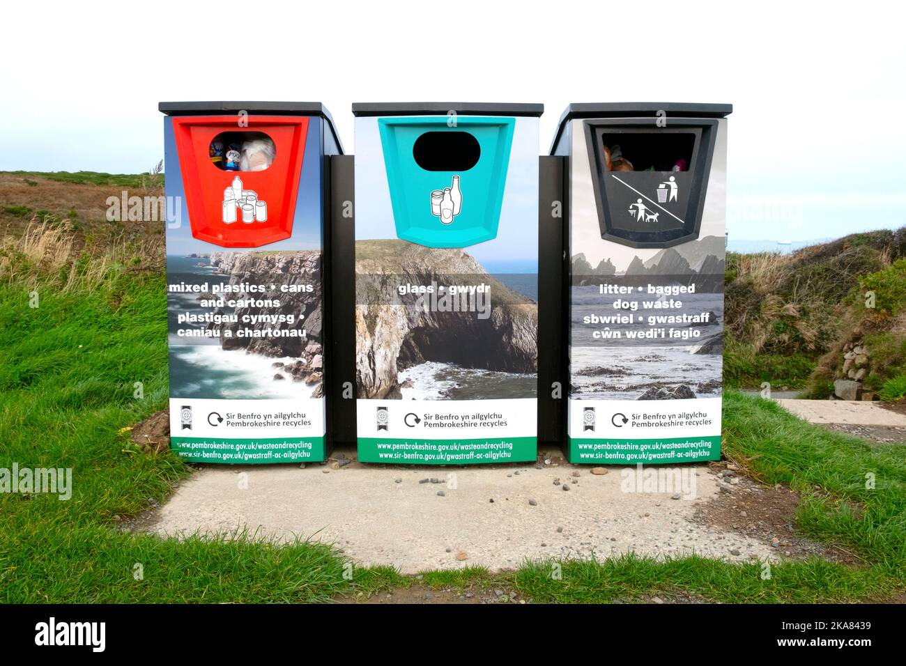 Walisisch Englisch zweisprachige Recycling-Behälter auf dem Land an der Küste von Pembrokeshire Marloes West Wales Großbritannien KATHY DEWITT Stockfoto