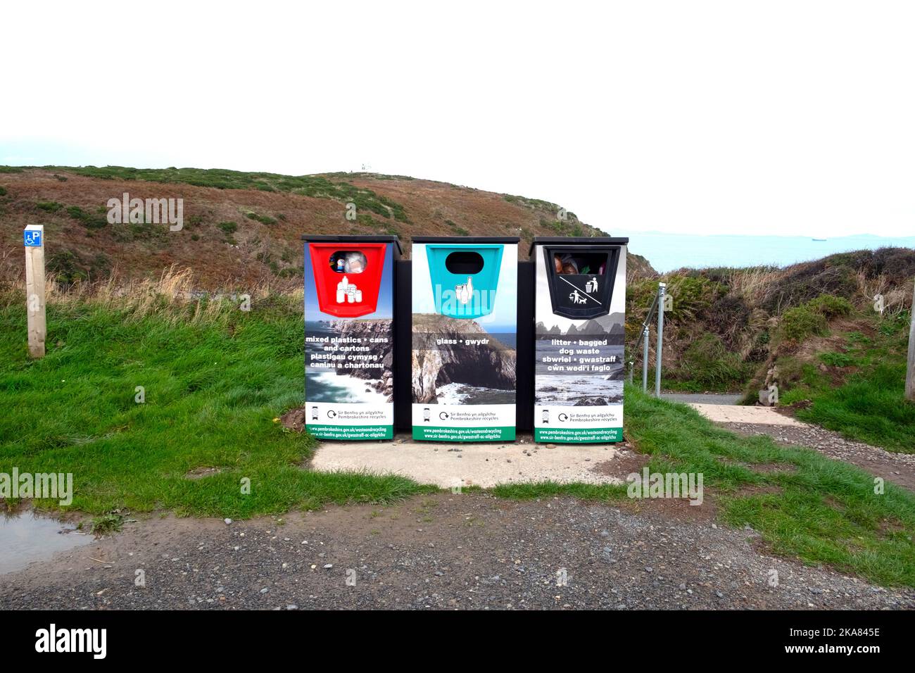 Walisisch Englisch zweisprachige Recycling-Behälter auf dem Land an der Küste von Pembrokeshire Marloes West Wales Großbritannien KATHY DEWITT Stockfoto