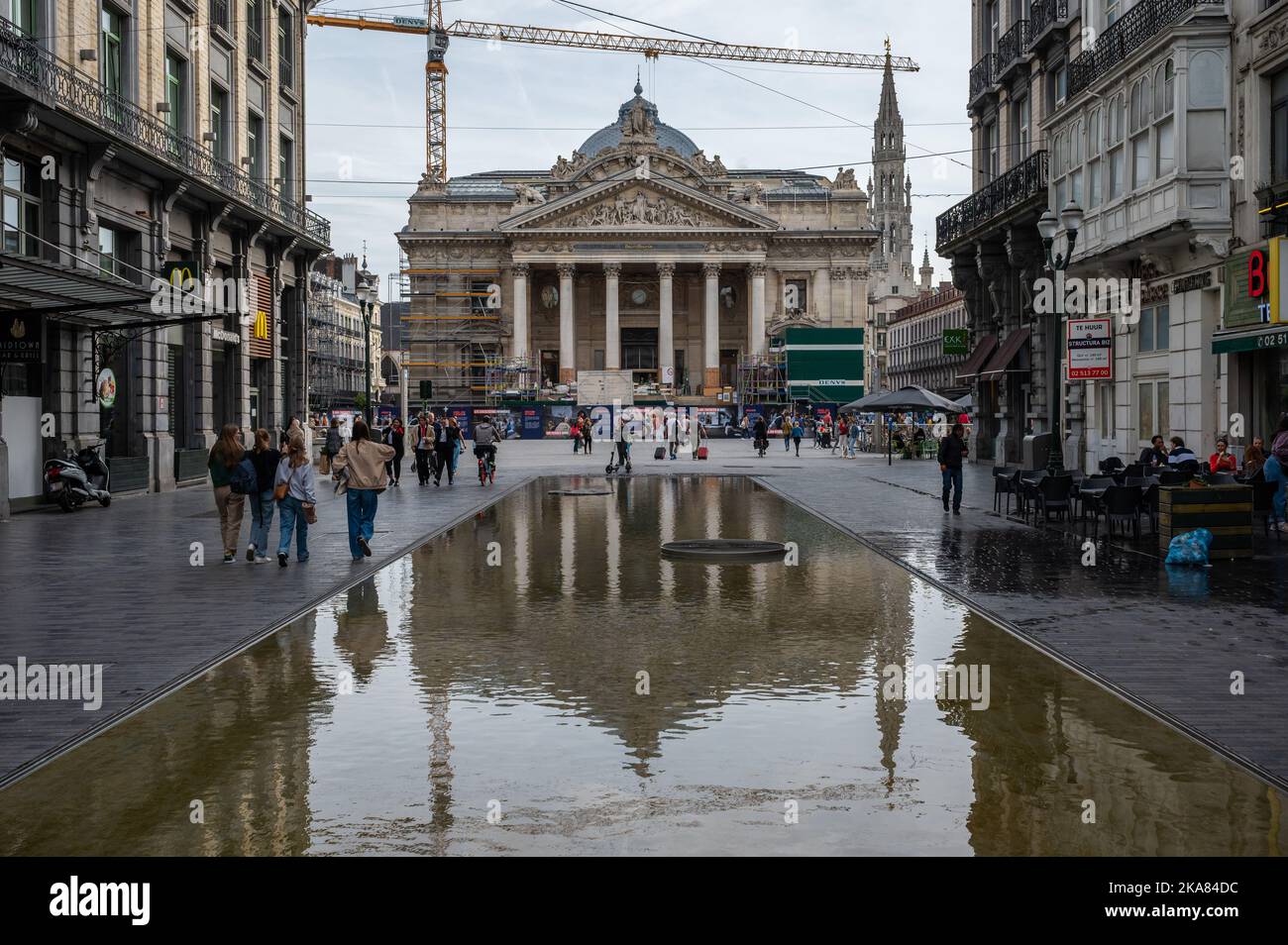 Brussels Old Town, Belgien - 10 28 2022 - das alte Börsengebäude spiegelt sich in einem flachen Brunnen Stockfoto