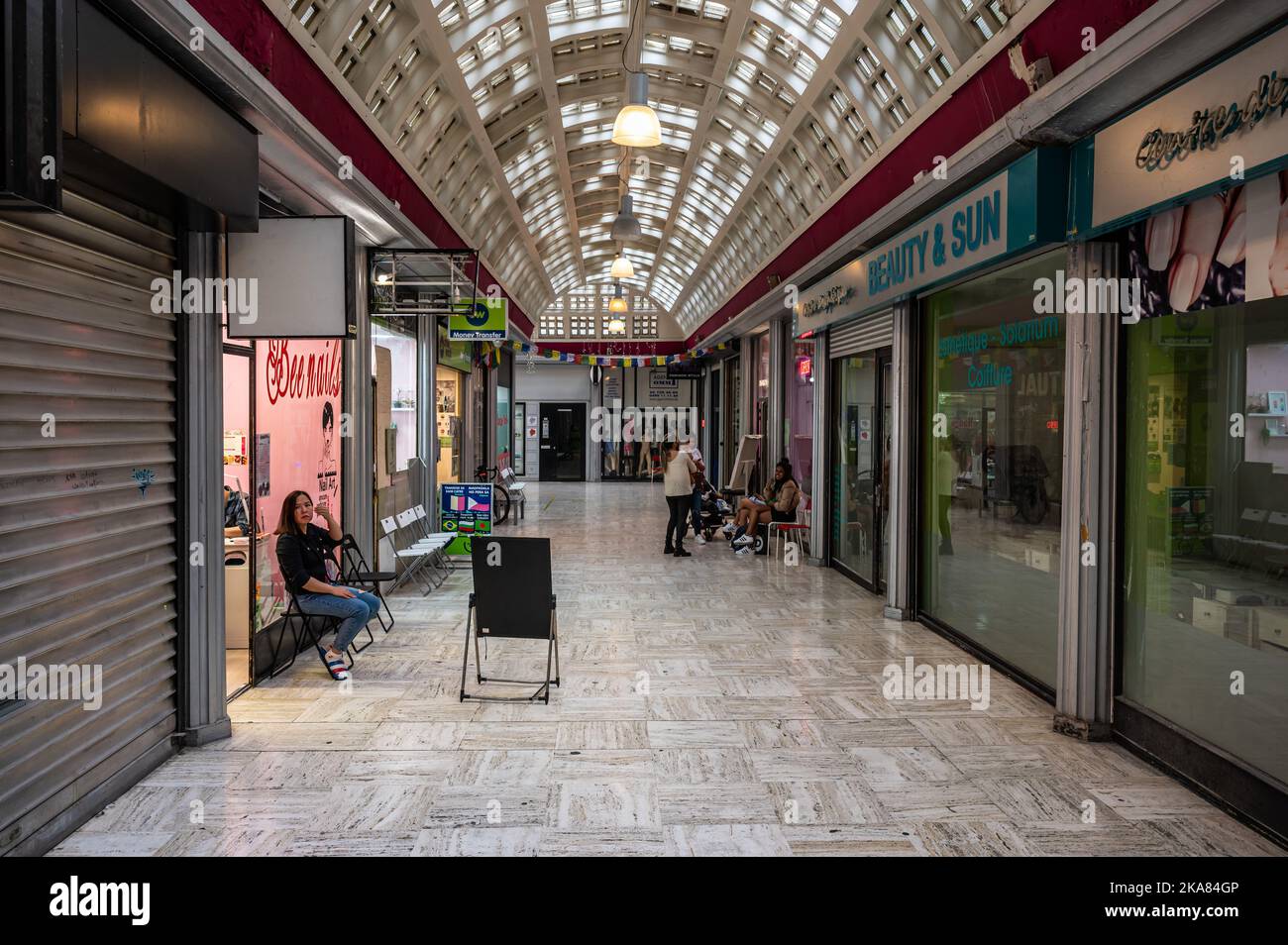 Brussels Old Town, Belgien - 10 28 2022 - Art deco Interior Design mit Nagelstudios in der zentralen Galerie Stockfoto