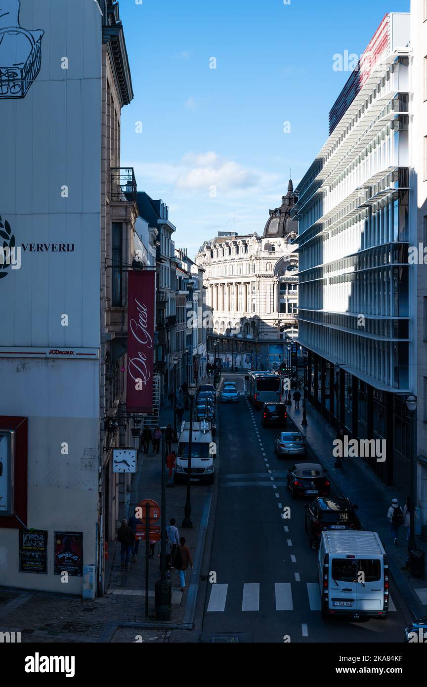 Brüsseler Altstadt, Region Brüssel-Hauptstadt, Belgien, 10 21 2022 - Blick über die Lebeau-Straße von der Imperial Avenue mit der Nationalbibliothek Stockfoto