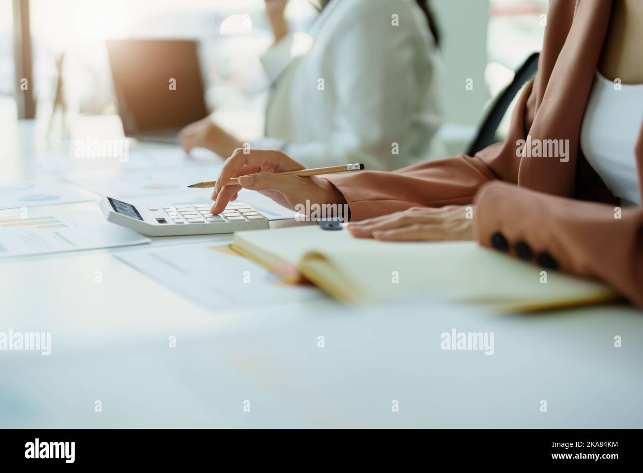 Buchhalter mit einem Rechner zur Berechnung von Finanzdokumenten. Stockfoto