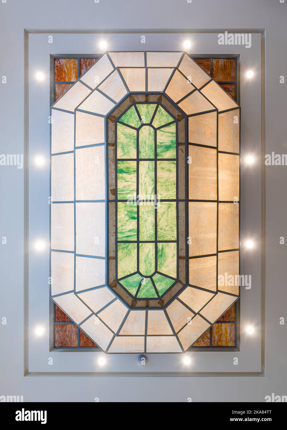 Brusels Old Town, Brussels Capital Region, Belgium, 10 21 2022 - Art déco-Buntglasdecke im Restaurant Frank Stockfoto