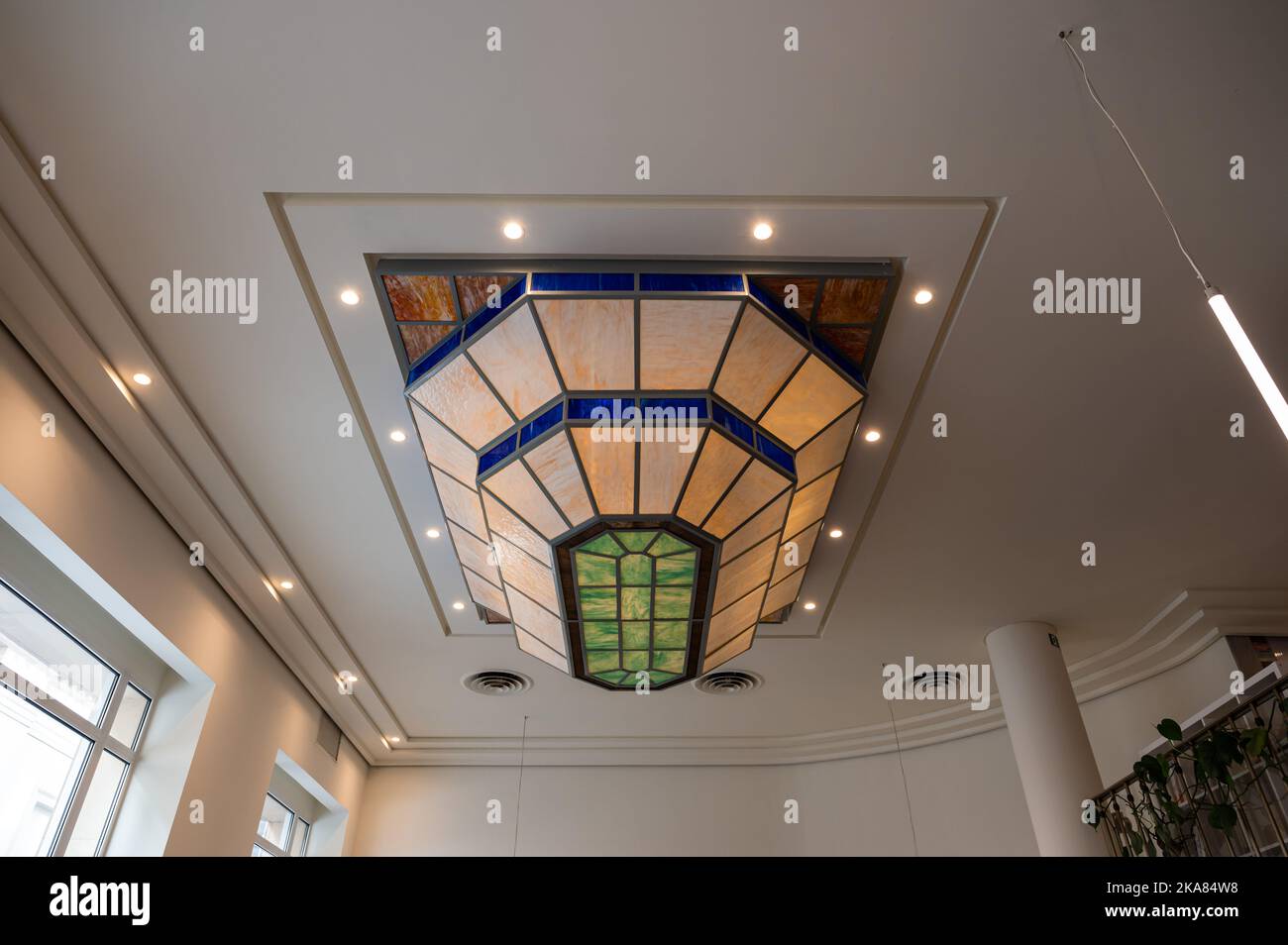 Brusels Old Town, Brussels Capital Region, Belgium, 10 21 2022 - Art déco-Buntglasdecke im Restaurant Frank Stockfoto