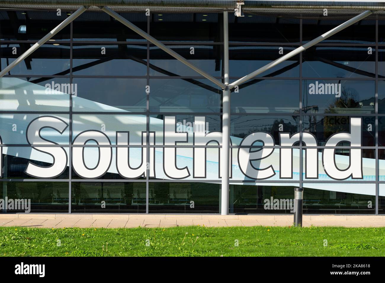 Schriftzug von Southend auf dem Terminalgebäude am Flughafen London Southend, Southend on Sea, Essex, Großbritannien. Regionalflughafen Südosten Stockfoto