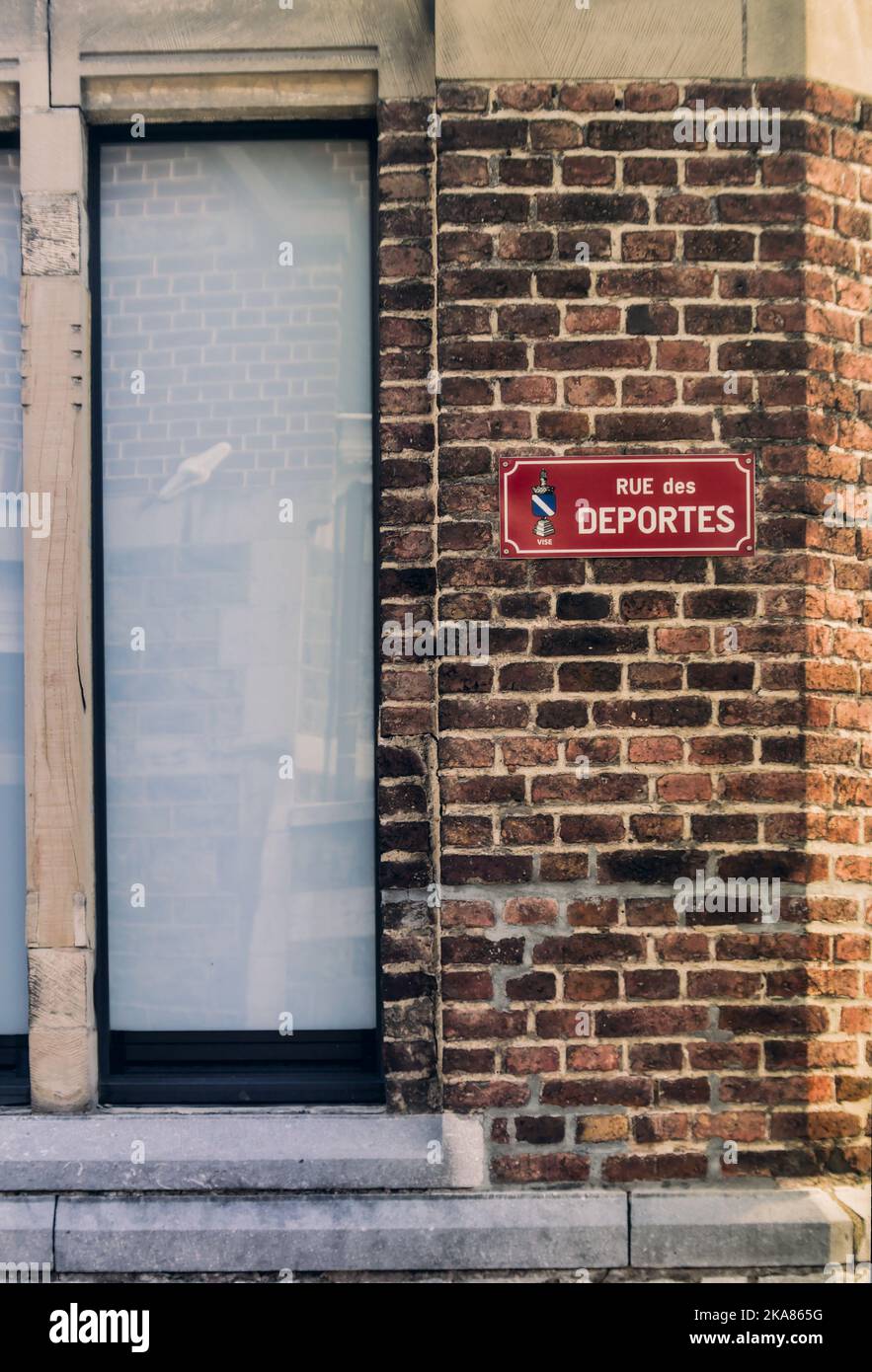Ein Blick auf ein altes Gebäude mit einem Schild mit der Aufschrift „Treet der Deportierten“ Stockfoto