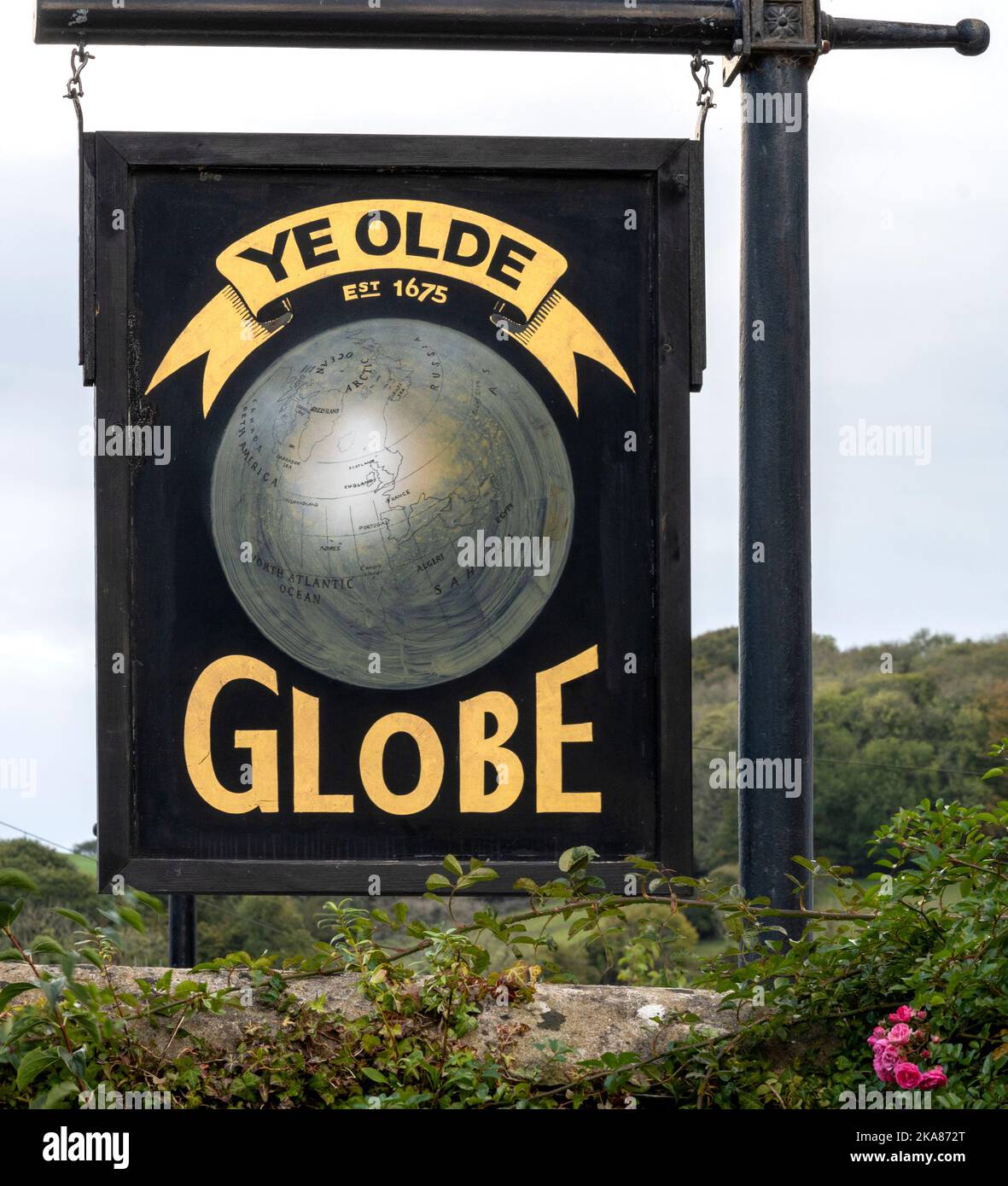 Traditionelles hängendes Pub-Schild im Ye Olde Globe Inn - öffentliches Haus - Berrynarbor, North Devon, Devon, England, Großbritannien Stockfoto