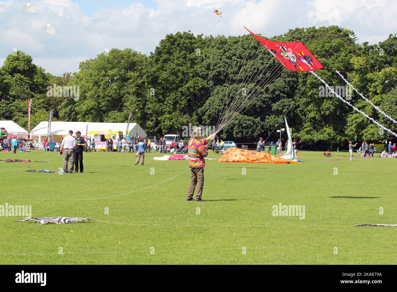 Drachen fliegen beim jährlichen Drachenfest entlang der Uferpromenade in Bedford, Großbritannien. Drachenflieger aus der ganzen Welt nehmen an dieser jährlichen Veranstaltung Teil. Stockfoto