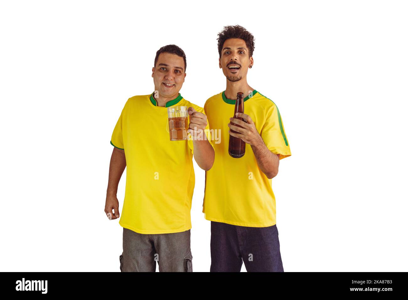 Black Brothers mit gelbem brasilianischem Hemd und Bierflaschenjubeln isoliert auf Weiß. Fußballfans jubeln über den Sieg Brasiliens. Stockfoto