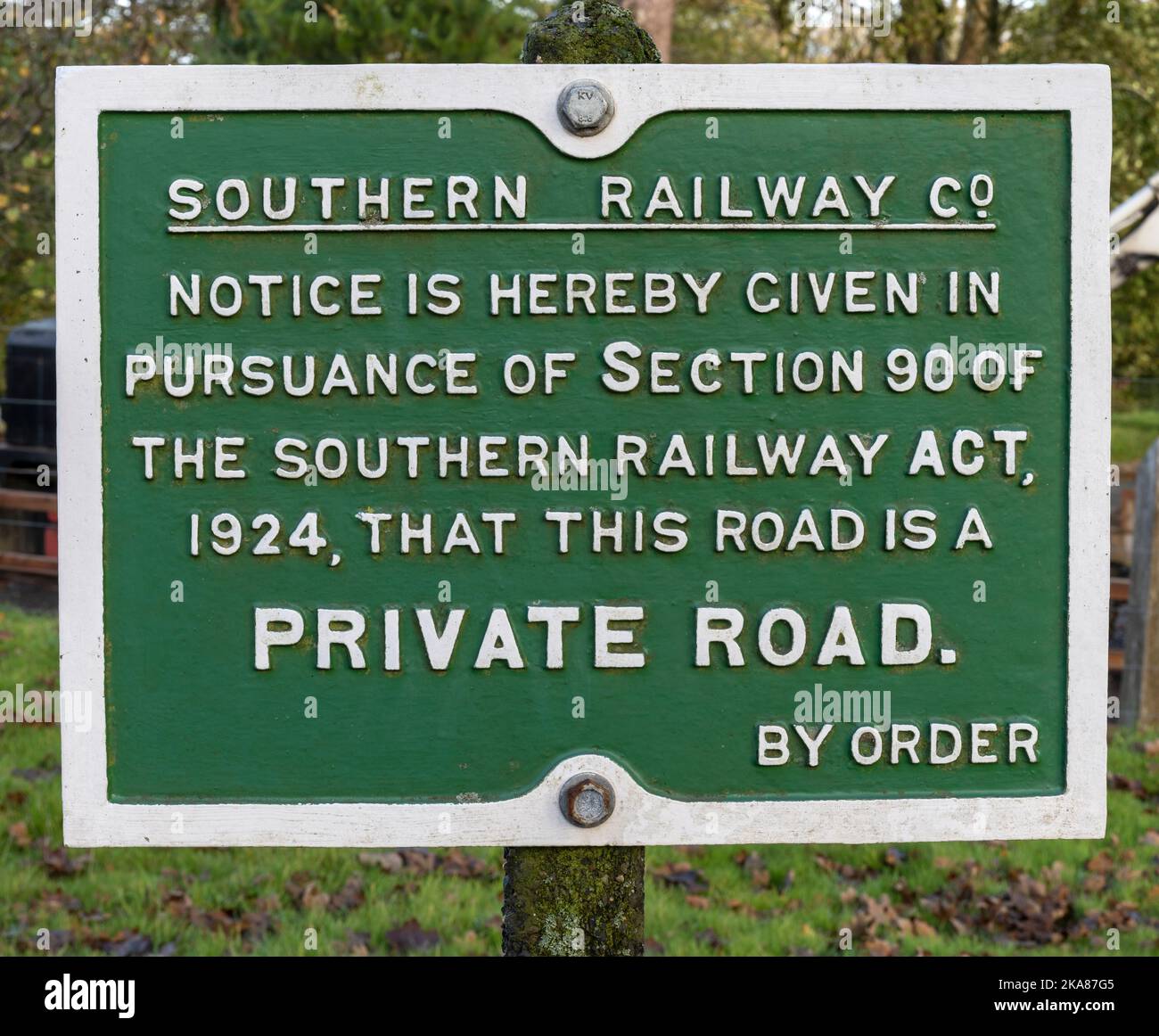 Informationsschild aus altem Metall von Southern Railway Co. An der Woody Bay Station, The Lynton & Barnstaple Railway, Lynton, North Devon, England, Großbritannien Stockfoto