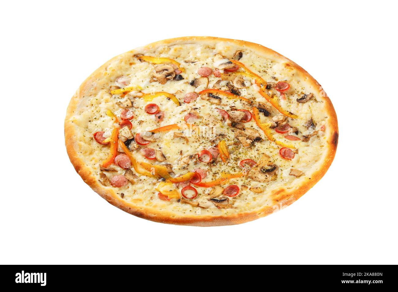 Köstliche klassische italienische Pizza mit Mozzarella, Paprika, Pfefferoni-Wurst und Pilzen isoliert auf weißem Hintergrund. Seitenansicht. Stockfoto