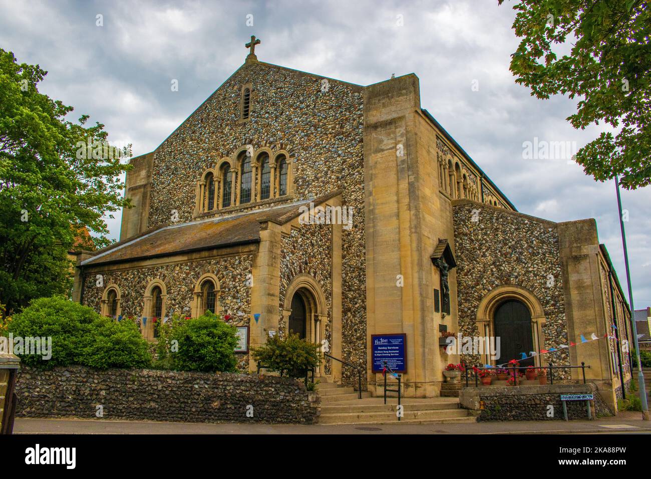 Holy Trinity Broadstairs - anglikanisches Kirchengebäude in Broadstairs-Küstenstadt auf der Isle of Thanet im Stadtteil Thanet im Osten von Kent, England, Stockfoto