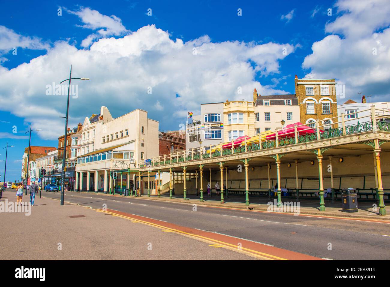 Sandstrand mit Gezeitenpool, Old-School-Fahrten und Arkaden sowie Blick auf eine berühmte Galerie.Margate ist eine Stadt an der südöstlichen Küste Englands.UK Stockfoto