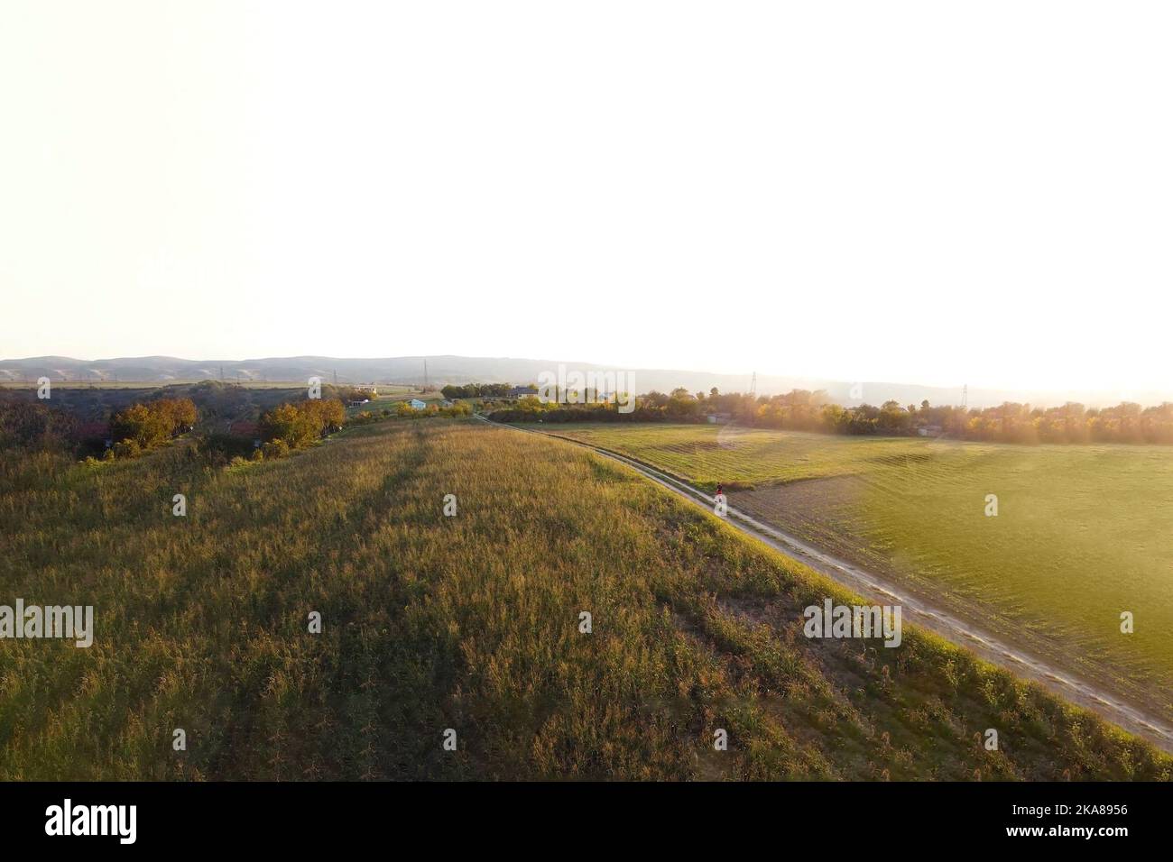 Ein Mann, der während des Sonnenuntergangs läuft und einen angenehmen Lauf genießt Stockfoto