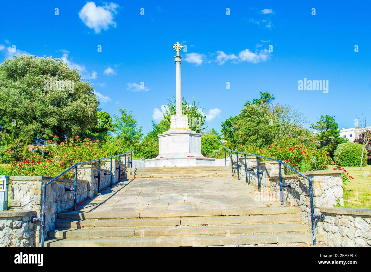 Holy Trinity Memorial Gardens - hübsche Gedenkgärten an der Stelle der alten Holy Trinity Kirche in Margate, die während der Zeit der Welt von Bomben zerstört wurde Stockfoto
