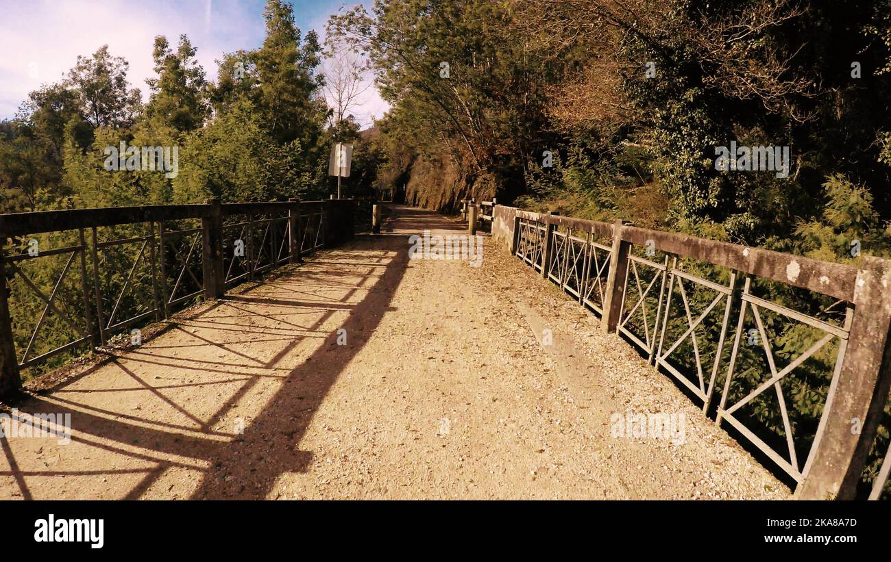 Sichtbild des Fahrradfahrens in Sever do Vouga, Portugal. Bietet einen weiten Blick auf den Radweg, der eine Brücke überquert. Stockfoto