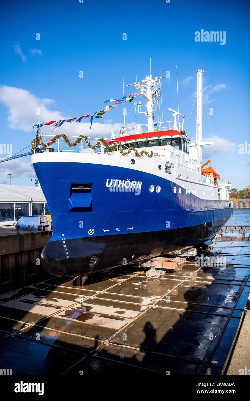 Bern, Deutschland. 01.. November 2022. Das neue Forschungsschiff 'Uthörn' befindet sich in der Fassmer Werft. Der neue 'Uthörn' ersetzt den 1982 in Auftrag gegebenen Forschungsschneider gleichen Namens. Der Neubau soll das weltweit erste Seeschiff mit einem umweltfreundlichen und nachhaltigen Methanol-Antrieb sein und vom Alfred-Wegener-Institut (AWI) genutzt werden. Quelle: Sina Schuldt/dpa/Alamy Live News Stockfoto