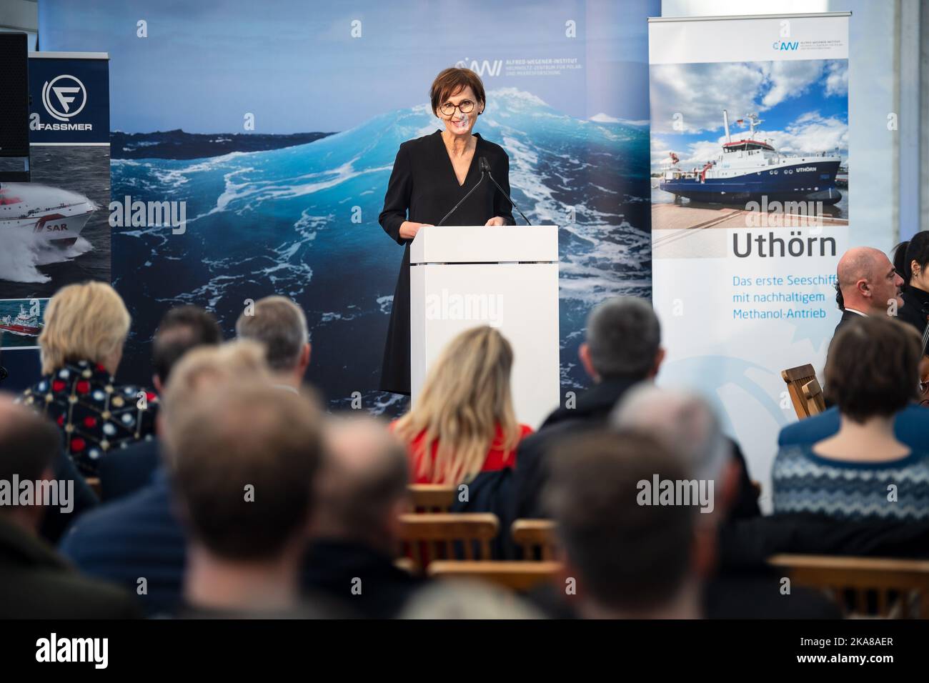 Bern, Deutschland. 01.. November 2022. Bundesforschungsministerin Bettina stark-Watzinger (FDP) spricht bei der Veranstaltung zur Namensgebung des neuen Forschungsschiffes 'Uthörn'. Der neue 'Uthörn' ersetzt den 1982 in Auftrag gegebenen Forschungsschneider gleichen Namens. Das neue Schiff soll das weltweit erste Seeschiff mit einem umweltfreundlichen und nachhaltigen Methanol-Antrieb sein und vom Alfred-Wegener-Institut (AWI) eingesetzt werden. Quelle: Sina Schuldt/dpa/Alamy Live News Stockfoto