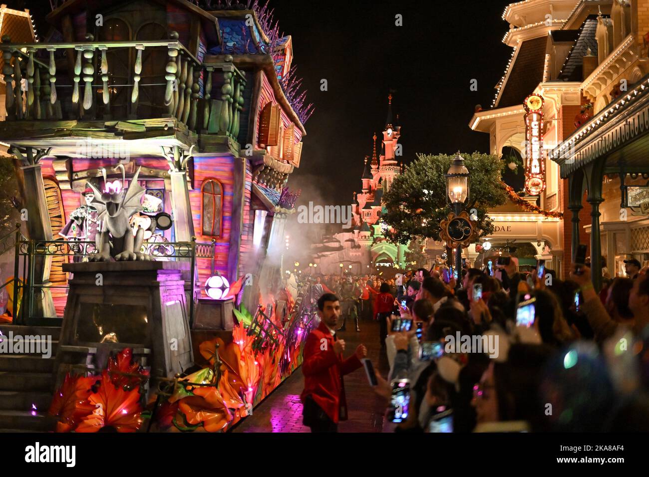 Paris, Frankreich. 31. Oktober 2022. Disney Halloween Abende im Disneyland Park in Chessy, Frankreich am 31. Oktober 2022. (Foto: Lionel Urman/Sipa USA) Quelle: SIPA USA/Alamy Live News Stockfoto