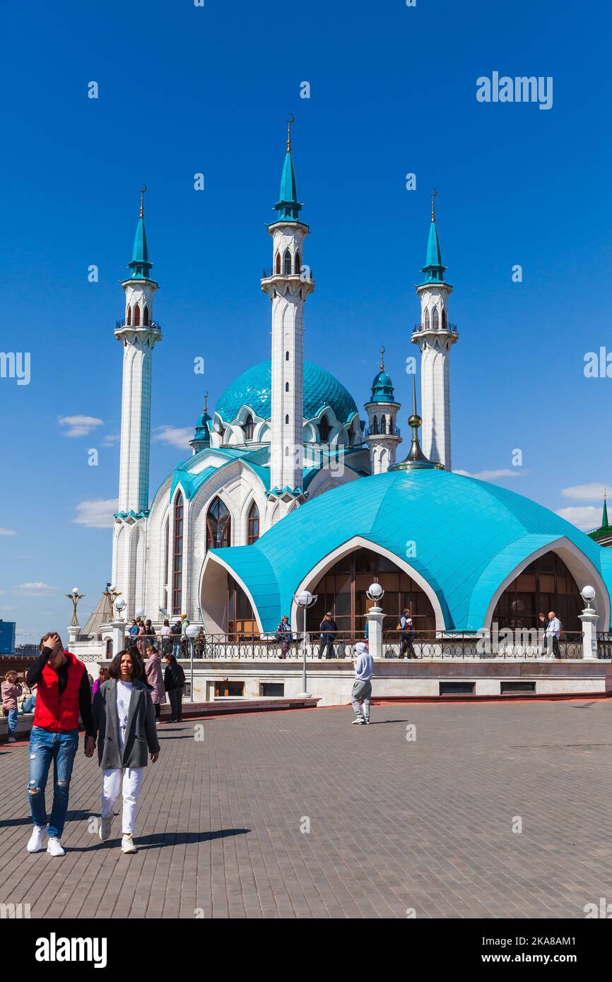 Kazan, Russland - 7. Mai 2022: Außenansicht der Kul Sharif Moschee an einem sonnigen Tag spazieren Touristen auf dem Platz im Kazan Kreml. Vertikales Foto Stockfoto