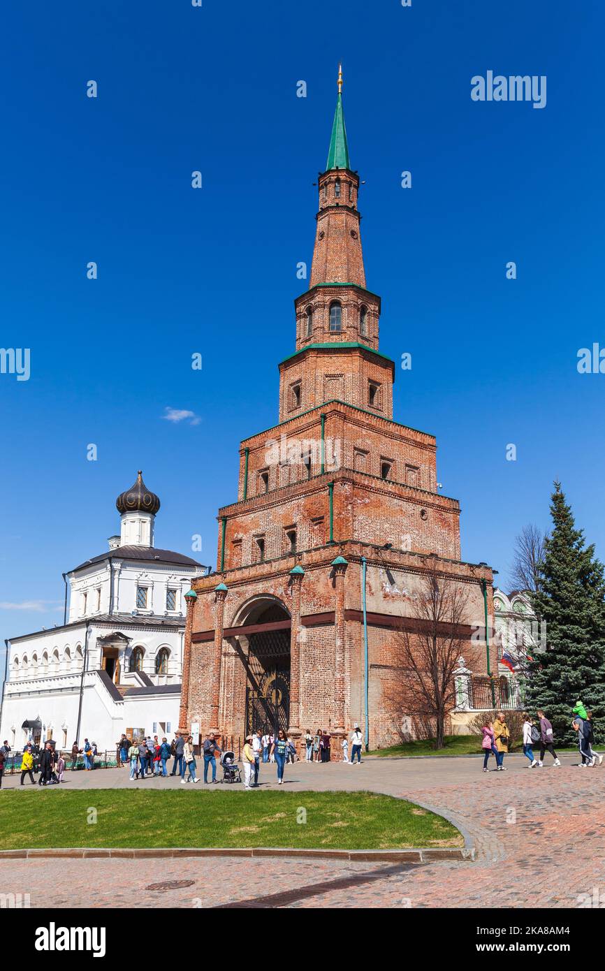 Kazan, Russland - 7. Mai 2022: Soyembika-Turm, auch Khansmoschee genannt, beliebtes Wahrzeichen und architektonisches Symbol von Kazan, gewöhnliche Menschen gehen zu Fuß Stockfoto