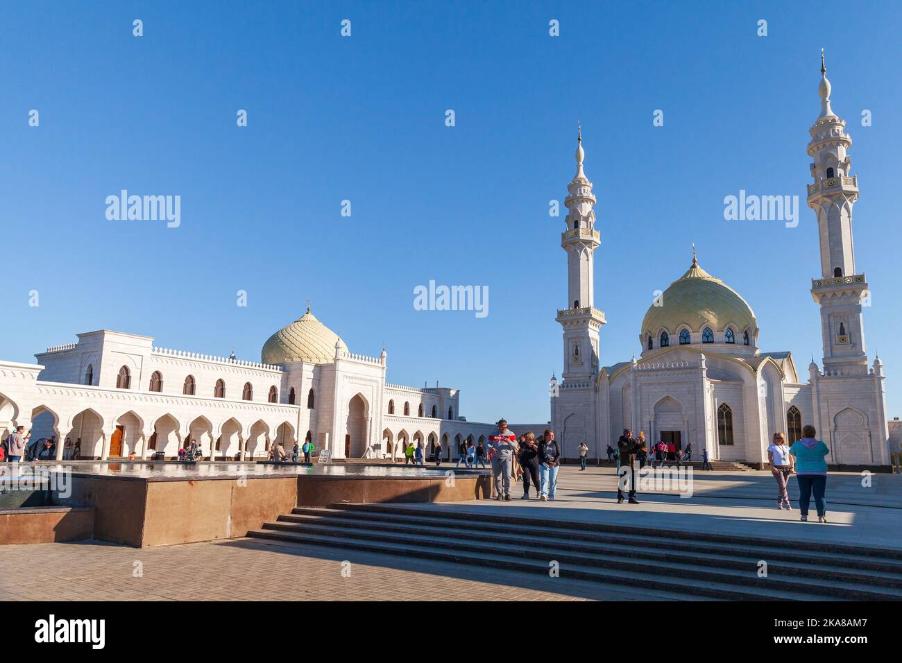 Bolgar, Russland - 8. Mai 2022: Die Menschen besuchen die Weiße Moschee des Bolgar State Historical and Architectural Museum-Reserve. Spassky District, Republik Stockfoto