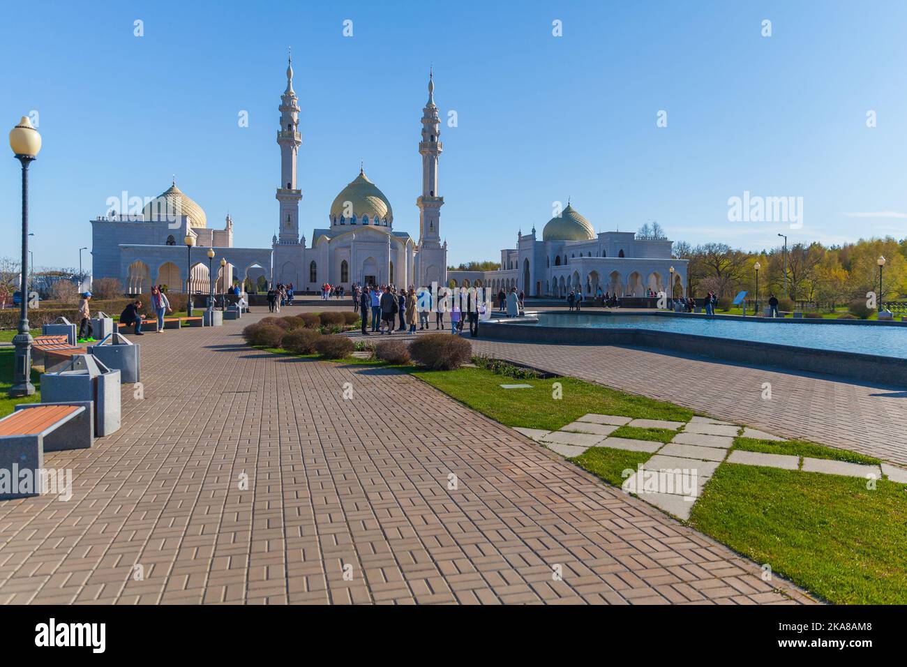 Bolgar, Russland - 8. Mai 2022: Die Menschen besuchen die Weiße Moschee des Bolgar State Historical and Architectural Museum-Reserve. Spassky District, Republik Stockfoto