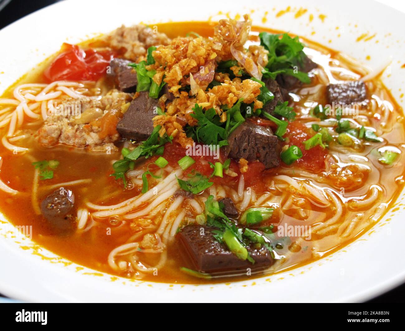 Lokale traditionelle thailändische Küche Kanom jeen NGEO oder Noodles Reis vermicelli mit nördlicher thai-Sauce servieren Gemüse Beilage auf Keramikplatte p Stockfoto